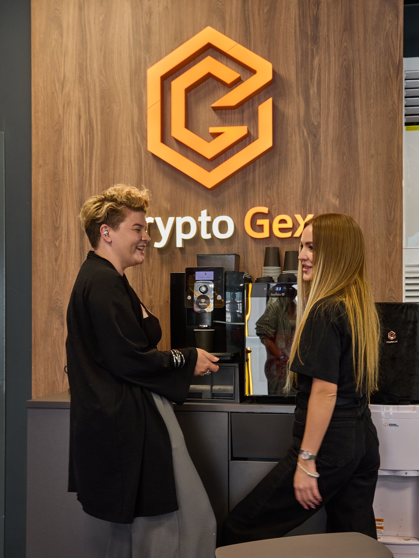 Менеджер CryptoGex консультирует клиента