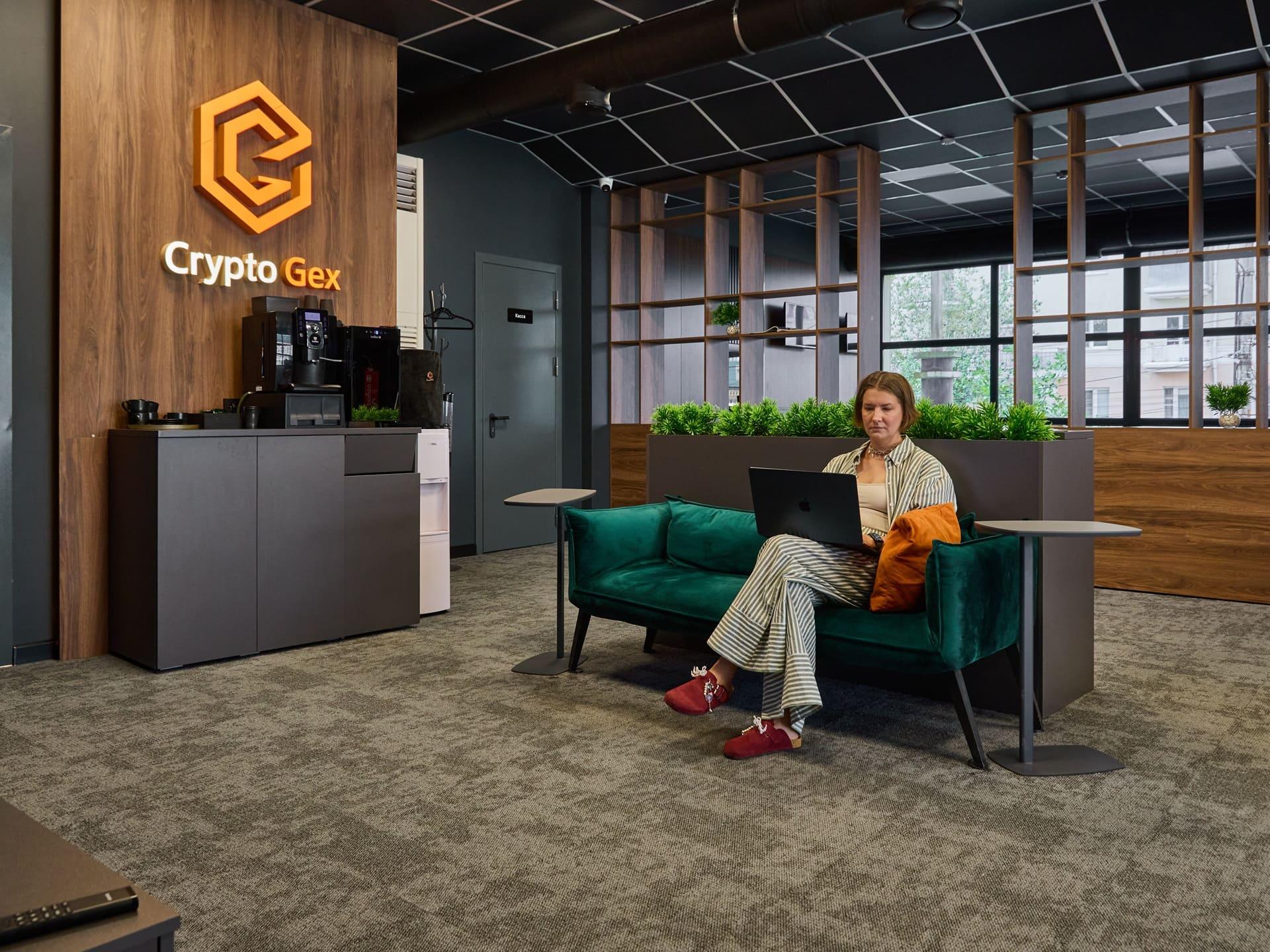 Зона ожидания офиса CryptoGex в Пензе: диван, кофе-станция и логотип на стене